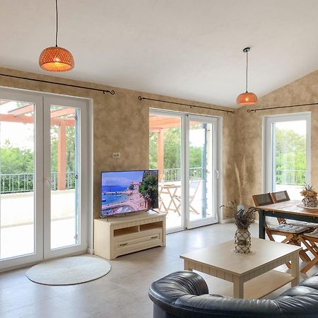 Villa Alara - Charming Villa With Heated Swimming Pool Milohnici Zewnętrze zdjęcie