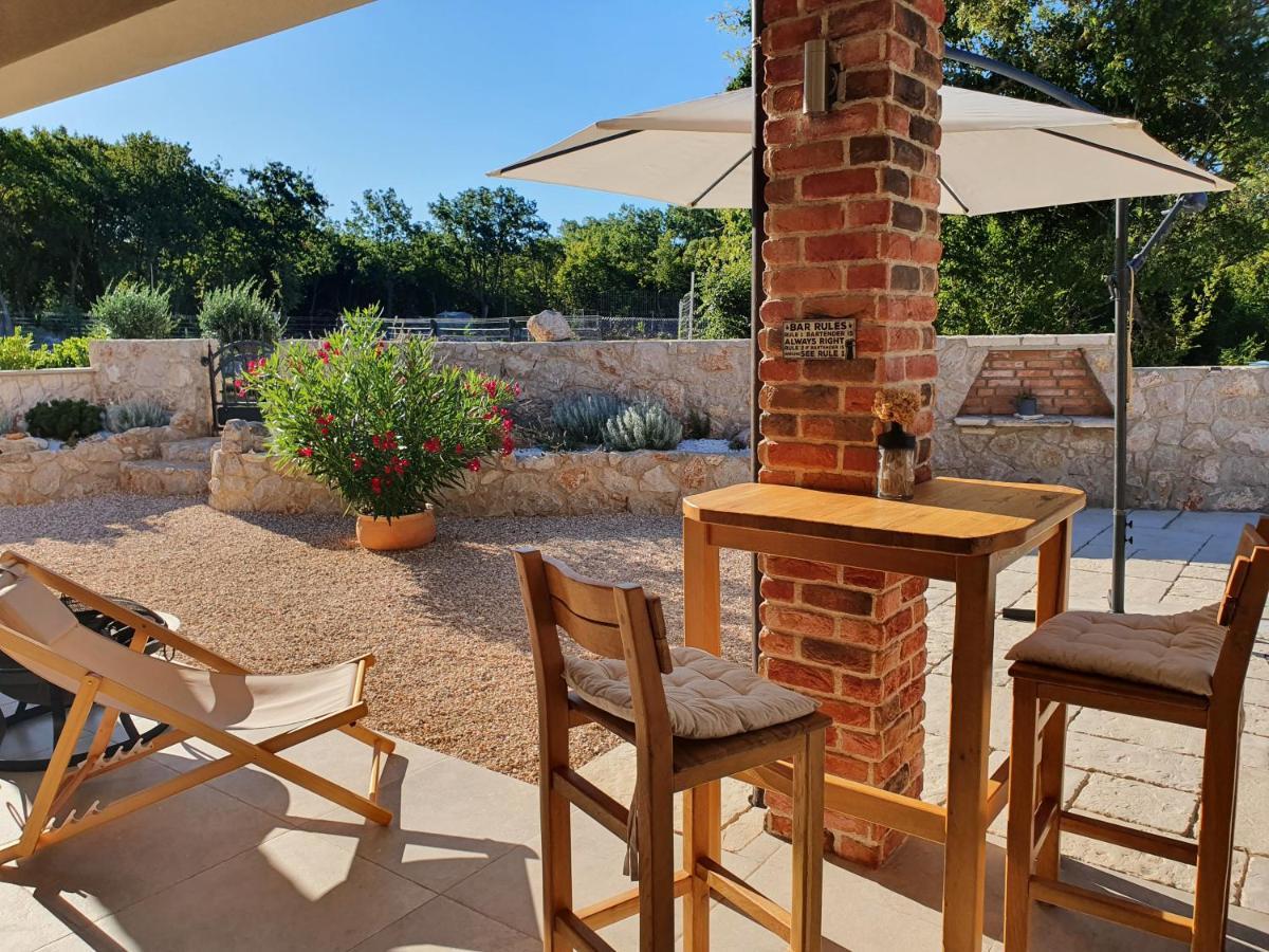 Villa Alara - Charming Villa With Heated Swimming Pool Milohnici Zewnętrze zdjęcie
