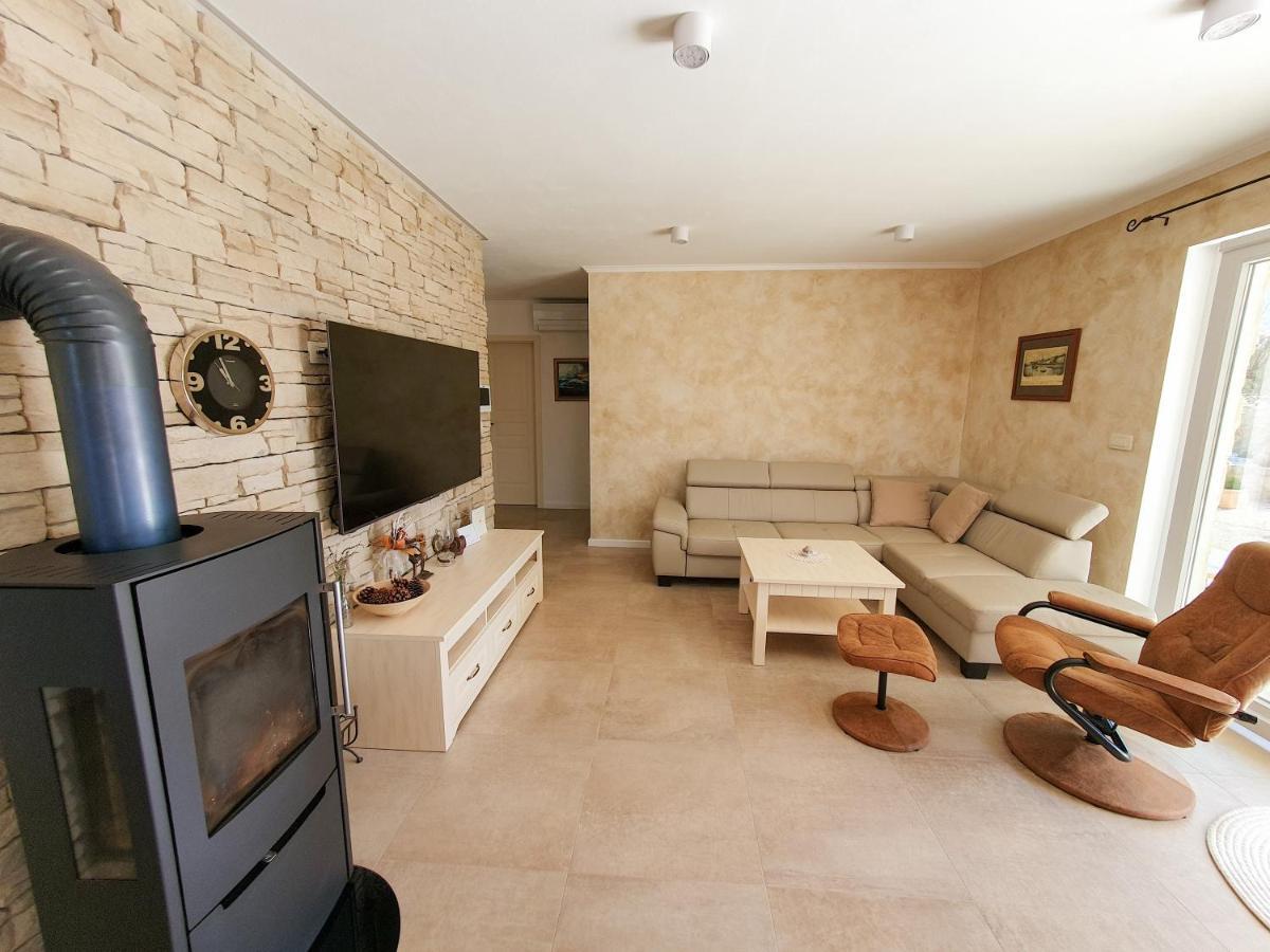 Villa Alara - Charming Villa With Heated Swimming Pool Milohnici Zewnętrze zdjęcie