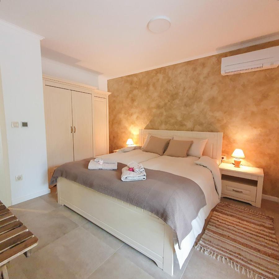 Villa Alara - Charming Villa With Heated Swimming Pool Milohnici Zewnętrze zdjęcie