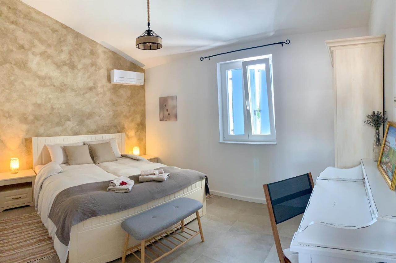 Villa Alara - Charming Villa With Heated Swimming Pool Milohnici Zewnętrze zdjęcie